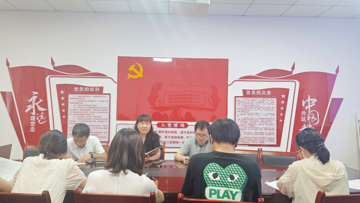 一群人在餐厅里AI 生成的内容可能不正确。