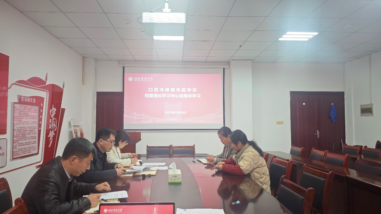 一群人在餐厅里AI 生成的内容可能不正确。