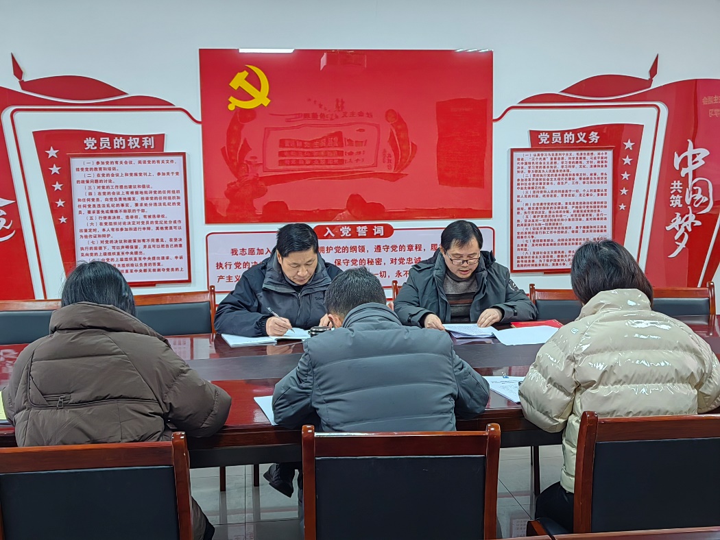 一群人坐在桌子前AI 生成的内容可能不正确。