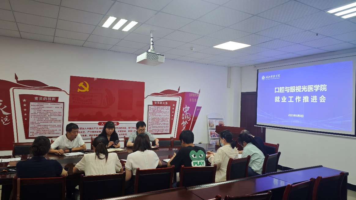 人们在看台上的人在房间里AI 生成的内容可能不正确。